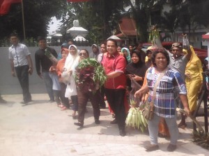 Dosen UIR Abu Bakar Sidik Bersama Warga Mendaftar Menjadi Bacalon Wakil Walikota Pekanbaru, (foto.kel)