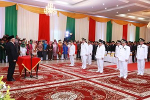 Plt Gubri Sedang Melantik 4 Kepala Daerah Secara Serentak, di Gedung Daerah. (foto. Humas)