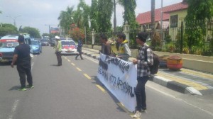 Massa HMI-P Demo Polda Riau