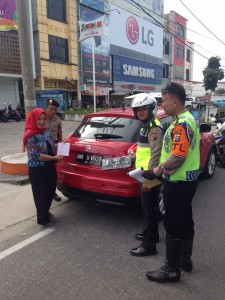 Angota Satlantas Minta pengendara Menggantikan No Pol yang di Modivikasi (foto.Humas)