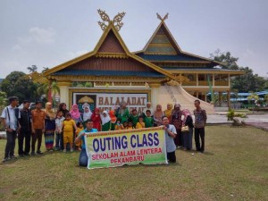 Foto di depan Balai Adat Lembaga Adat Melayu Riau