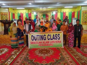 Murid dan Kepsek Sekolah Alam Lentera Pekanbaru foto bersama acara Outing Class di Lembaga Adat Melayu Riau