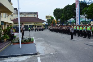 Kapolresta Pekanbaru Memimpin Ape Siaga Operasi Simpatik 2016 di Halaman Polresta. (foto.humas)