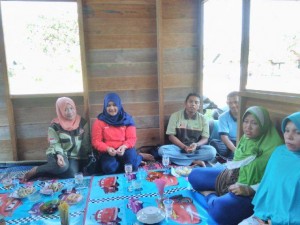 Wahyu Kurniawan Bersama Ibu-ibu PKH Meranti dalam Sosialisasi (foto.yu)