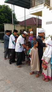 Ketua DPW PBB Didampingi KEtua BSM BB Riau sedang memberi santunan kepada Anak yatim. (foto. Kamto)