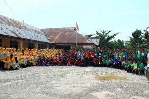 Tetap Kompak Foto Bareng anak Panti dan Bung Sarwan Kelana sderta Panitia (foto: Zan)