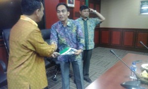 Dr.Afrizal Nur, sedang menerima SK dari Kementerian (foto: Af)