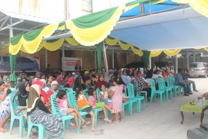 Puluhan Warga Keluarahan Sukaramai, mendengar aspirasi dari H Darnil SH. (foto: Julfahmi Nasir)