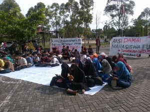 Terlihat Puluhan Mahassiwa FU, yang Aksi membaca Al-Quran di depan Fakultas. berharap agar Akhlah Pejabat Fakultas seperti Akhlakul Quran. (foto:rls)