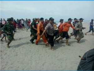 foto :Proses evakuasi Fajar warga Duri yang hanyut terbawa ombak Pantai Arta, Padang Pariaman kemarin