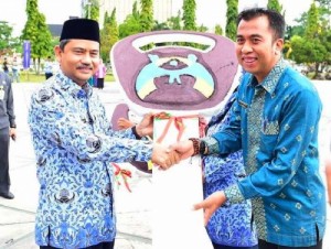 foto:Kabid PPA BKBPPA Dumai Irfan Wahyudi (kanan) mendapatkan bantuan mobil operasional dari Kementerian Pemberdayaan Perempuan dan Perlindungan Anak RI.