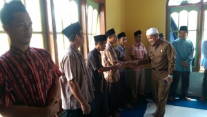 Wakil Bupati bersalaman dengan Warga dan jamaah usai Maulid Nabi. (foto:hms)