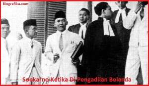 Soekarno Bersama rekan dipengadilan belanda (foto:biografiku.com