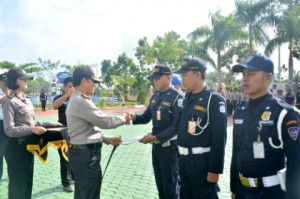 Foto:Saat kapolres berikan penghargaan kepada satpam duri