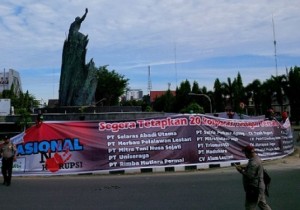 Spanduk terpasang di seputaran Tugu Zapin. (foto;riauonline)