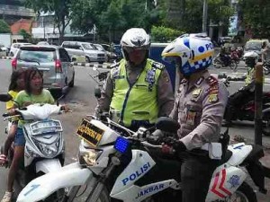 Foto:Polisi sedang melakukan program polisi cilik (foto:detikcom)