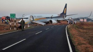 FOTO :Pesawat yang membawa 161 penumpang dan awak tergelincir hingga keluar landasan. Indian Navy/Indian Ministry of Defence/Reuters