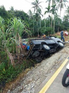 foto:mobil l300 pengangkut bawang merah ilegal terjunam ke parit desa temeran bengkalis riau