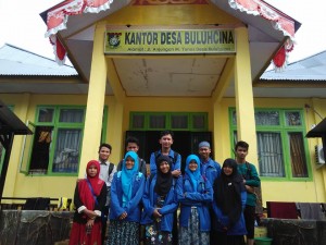 Rekan-rekan dari KPML Foto Bersama di depan kantor Kepala Desa (foto.rls)