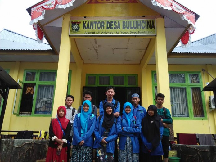Rekan-rekan dari KPML Foto Bersama di depan kantor Kepala Desa (foto.rls)