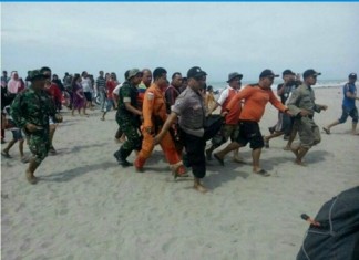 foto :Proses evakuasi Fajar warga Duri yang hanyut terbawa ombak Pantai Arta, Padang Pariaman kemarin