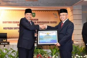 foto: Bupati Siak Riau Alfedri menerima penghargaan dari Kementerian Keuangan yang diserahkan oleh Gubernur Riau Arsyadjuliandi Rachman