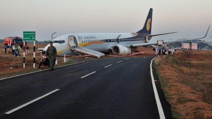 FOTO :Pesawat yang membawa 161 penumpang dan awak tergelincir hingga keluar landasan. Indian Navy/Indian Ministry of Defence/Reuters FOTO :Pesawat yang membawa 161 penumpang dan awak tergelincir hingga keluar landasan. Indian Navy/Indian Ministry of Defence/Reuters