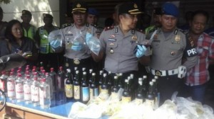 foto:minuman beralkohol di salah satu tempat karaoke yang jadi sasaran razia, Jumat tengah malam