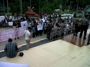 Puluhan Massa terlihat Menyampaikan Aspirasinya kepada Perwakilan Dewan di depan Gedung DPRD Riau (Foto:sk)