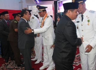 Bupati Meranti H Irwan Memberi ucapan Selamat Kepada Walikota Pekanbaru H Firdaus (Foto:Sar)