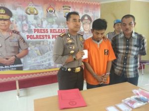Tersangka saat ditangkap Polresta Pekanbaru