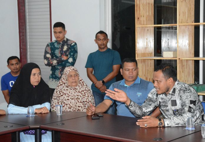 Bupati Rocky menyampaikan perkembangan terkini terkait nelayan Aceh di Myanmar saat menerima pengaduan 23 keluarga nelayan di Aula Dekranasda Aceh Timur di Idi, Kamis (14/3/2019). Foto Humas Aceh Timur. Bupati Rocky menyampaikan perkembangan terkini terkait nelayan Aceh di Myanmar saat menerima pengaduan 23 keluarga nelayan di Aula Dekranasda Aceh Timur di Idi, Kamis (14/3/2019). Foto Humas Aceh Timur.