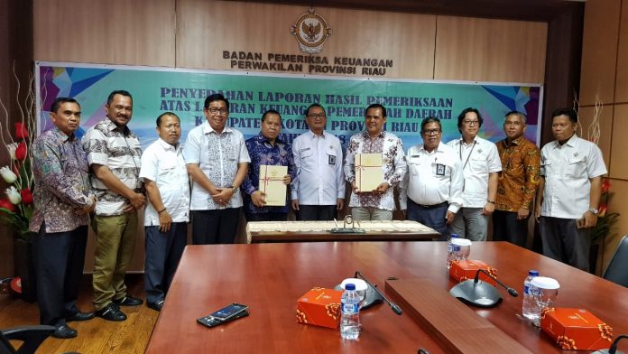 Bupati H Irwan Nasir, dan Pejabat Meranti Foto Bersama Usai Menerima WTP dari Kepala BPK RI di Pekanbaru Bupati H Irwan Nasir, dan Pejabat Meranti Foto Bersama Usai Menerima WTP dari Kepala BPK RI di Pekanbaru