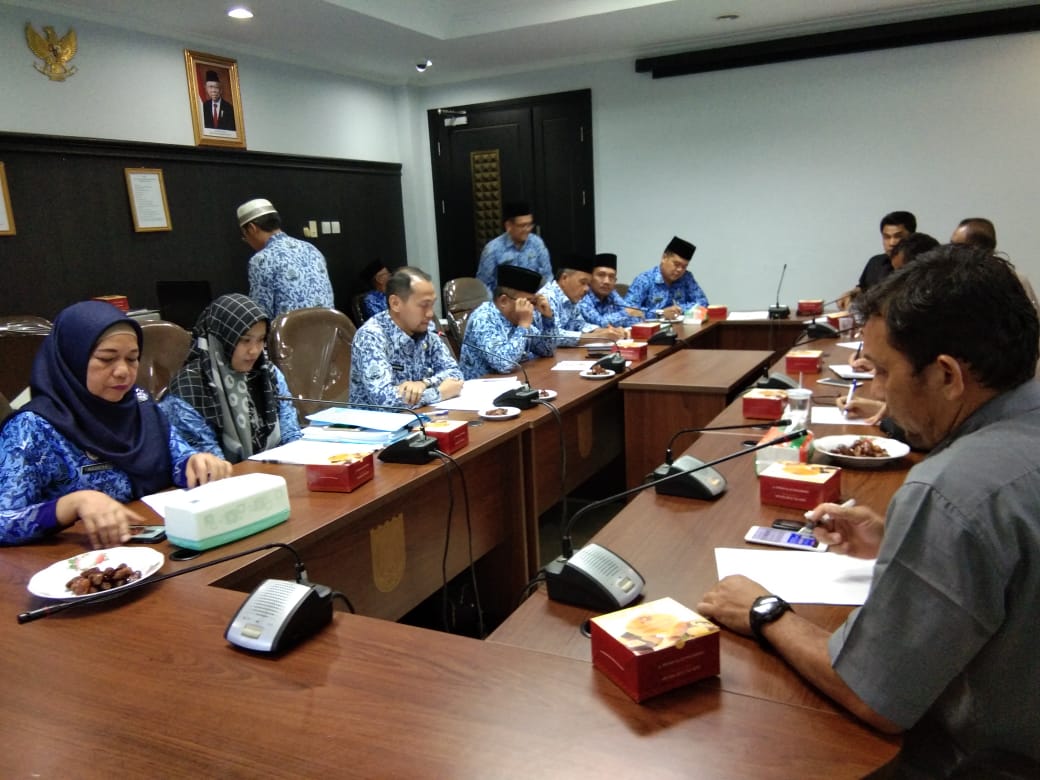 Pihak BKD, Inspektorat dan Disdik Pekanbaru yang hadir saat hearing bersama Komisi III DPRD Pekanbaru