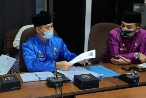 Kepala Dinas Perhubungan Pekanbaru, Yuliarso (kiri) menjelaskan kepada Ketua dan Anggota Komisi I DPRD Pekanbaru, tentang pemalsuan rekrutmen THL yang mengatasnamakan instansi Dishub Pekanbaru.