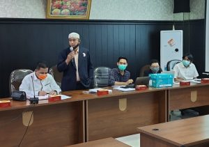 Ketua PKFI Riau, dr Sara Bintang (ujung atas) mempresentasikan kepesertaan BPJS Pekanbaru, dalam Rapat Dengar Pendapat (RDP)