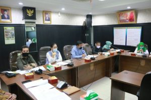 Anggota Komisi III DPRD kota Pekanbaru H Zulkarnain mempertanyakan masalah jumlah dan masalah klinik yang ada di kota Pekanbaru kepada Diskes Pekanbaru 