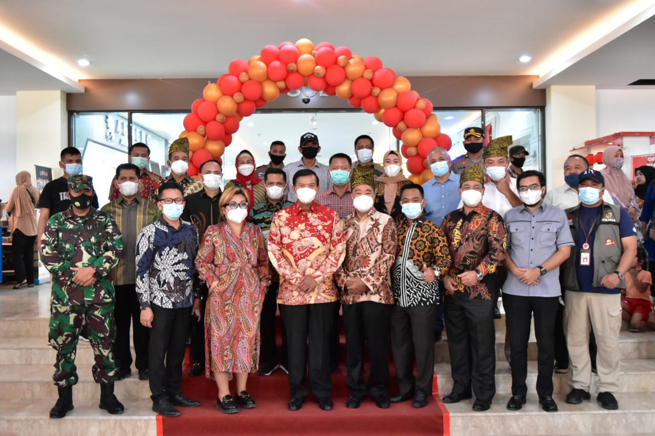 Wakil Ketua DPRD Kota Pekanbaru, Ginda Burnama ST dan Tengku Azwendi Fajri SE menghadiri peresmian Sukaramai Trade Center (STC) Jalan Jendral Sudirman Kota Pekanbaru 