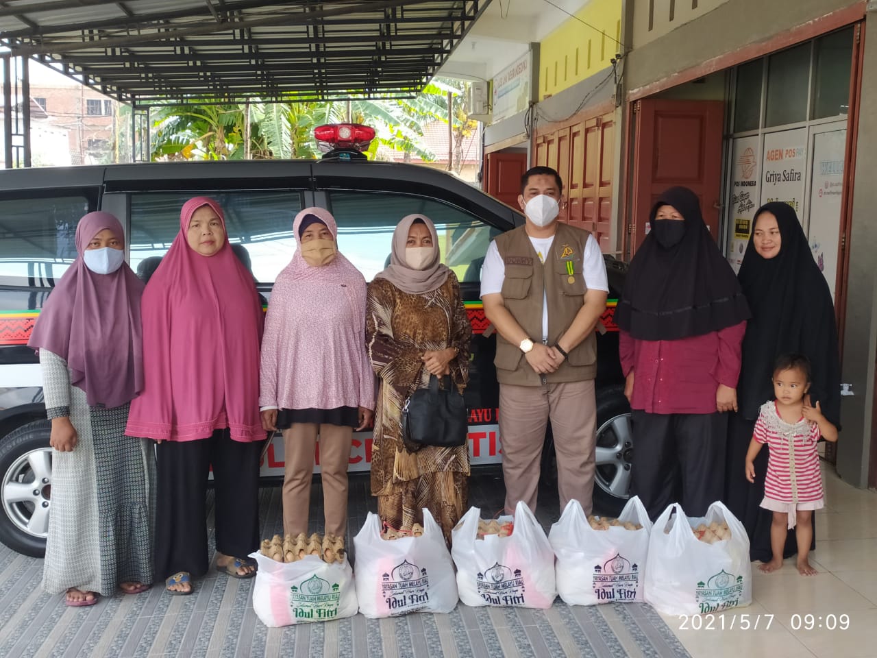 Jelang Idul Fitri, Ketua Yayasan Tuah Melayu Riau, Donny S Putra bersama pengurus memberikan 150 paket sembako kepada masyarakat kota Pekanbaru