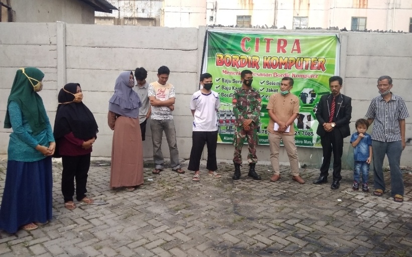 Tokoh masyarakat, tokoh pemuda Kelurahan Sukaramai Kecamatan Pekanbaru Kota berphoto bersama dengan H Darnil usai menyerahkan bantuan 