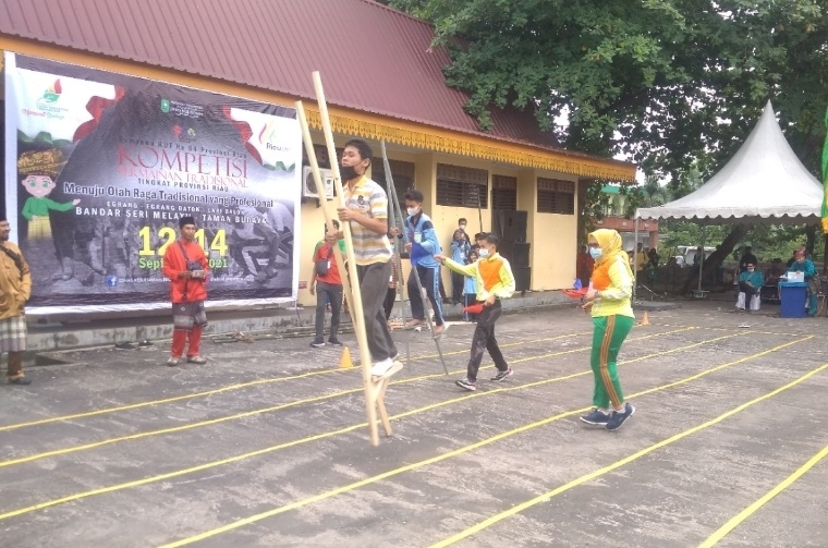 Para peserta kompetisi Olah Raga Tradisional ikuti lomba permainan Egrang