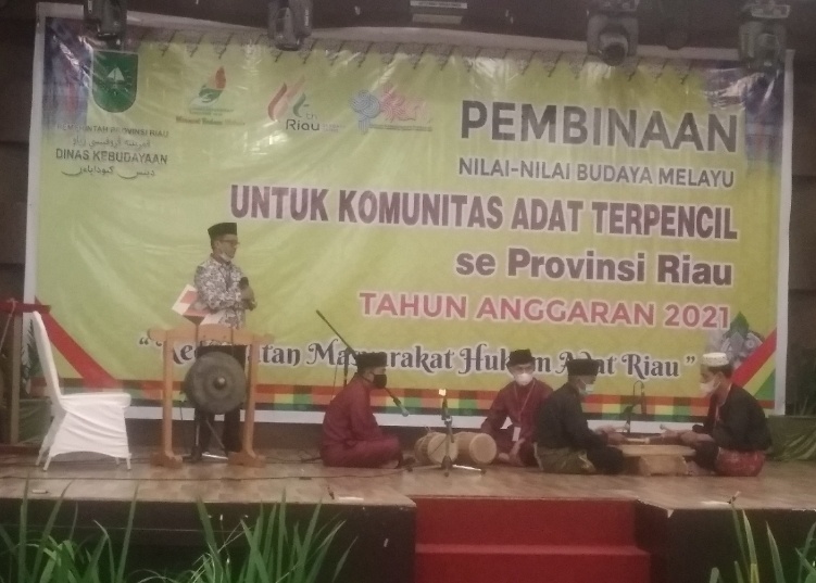 Penampilan kesenian tradisional dari suku pertahanan di acara Pembinaan Nilai-nilai budaya Melayu oleh Disbud Riau