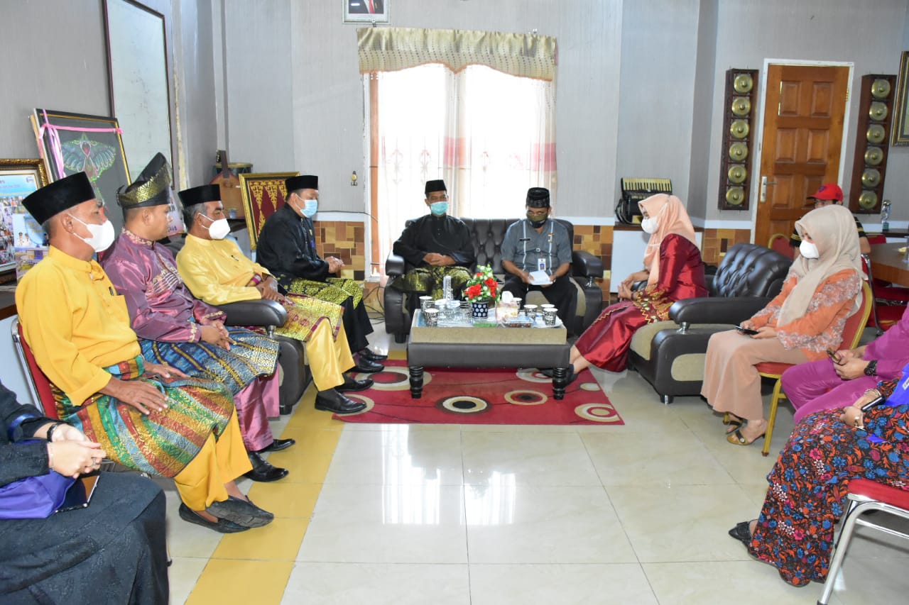 Ketua Umum DPH LAM Riau kota Pekanbaru, Datuk Seri Muspidawan dan rombongan berdiskusi dengan kadis Kebudayaan dan Pariwisata Kota Pekanbaru Masriah dikantor Disbudpar kota Pekanbaru.(Siswandi)