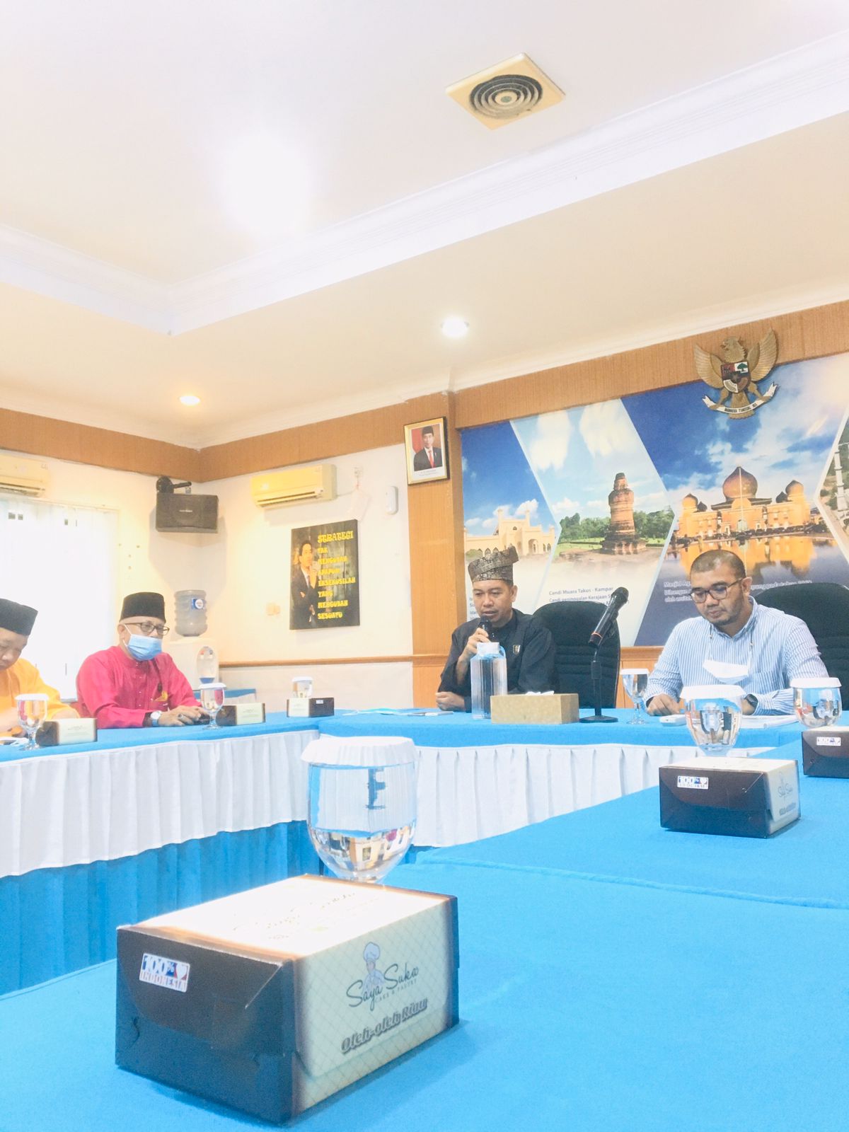 Ketua Umum DPH LAM Riau Datuk Seri Muspidauan berdiskusi dengan pihak PT PLN kota Pekanbaru