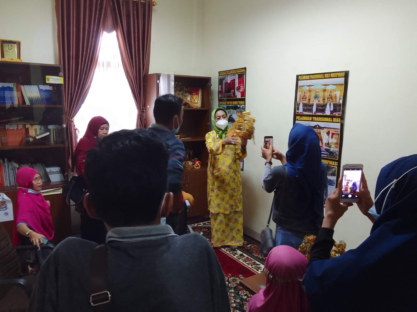 Puan Syam Bakar Thamrin memberikan penjelasan tentang alat kelengkapan pernikahan kepada rombongan Disabilitas Daksa Dinsos Riau