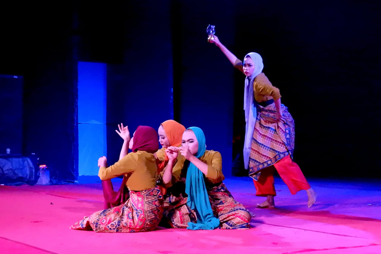Pementasan dari hasil workshop seni teater di gedung olahseni taman budaya Provinsi Riau