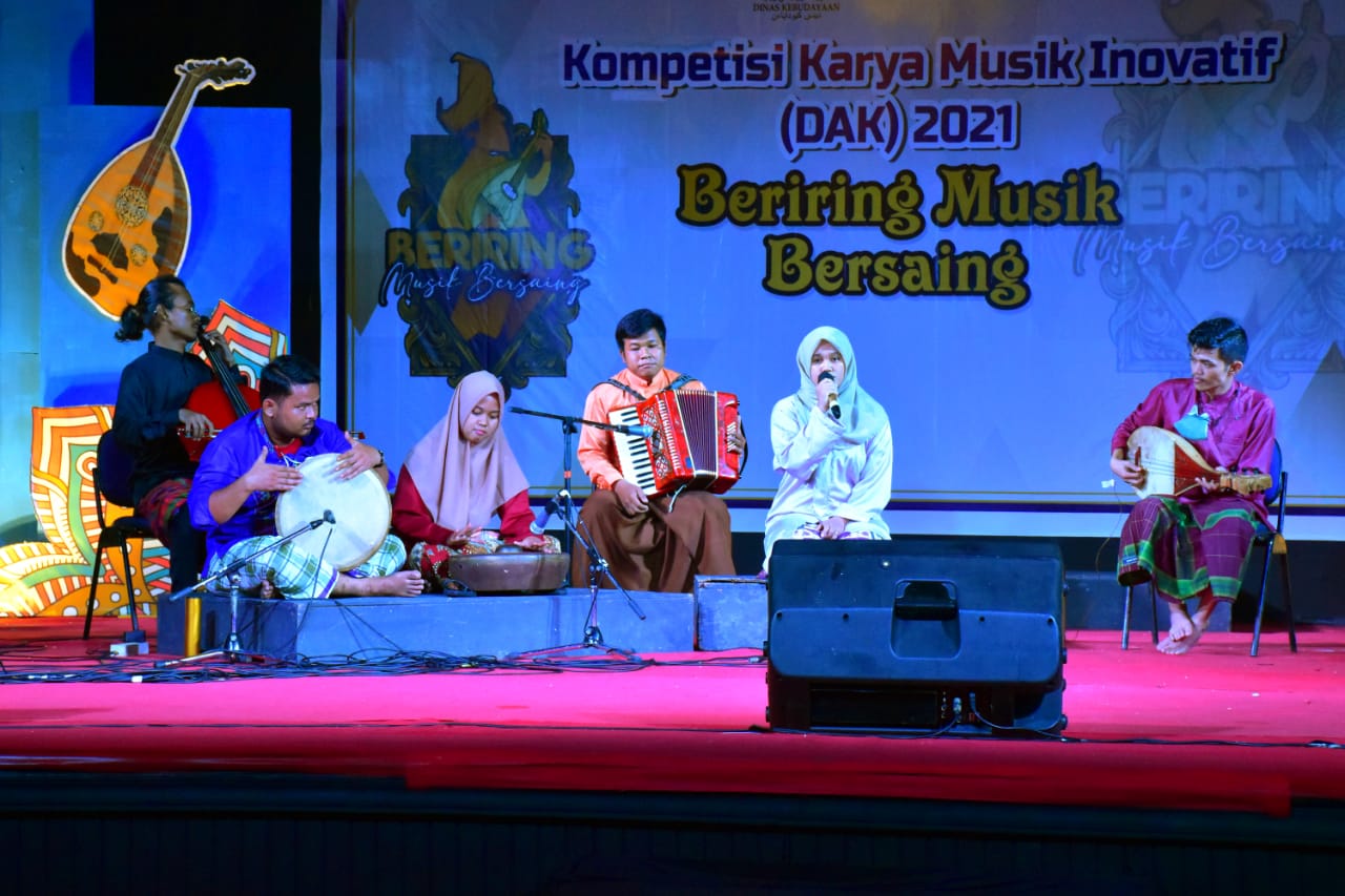 Salah satu peserta menampilkan karya musik inovatif di gedung olahseni Taman Budaya Provinsi Riau