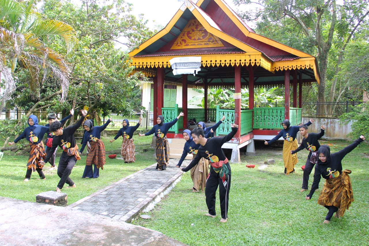 Para peserta workshop mengikuti workshop dihalaman taman budaya Provinsi Riau