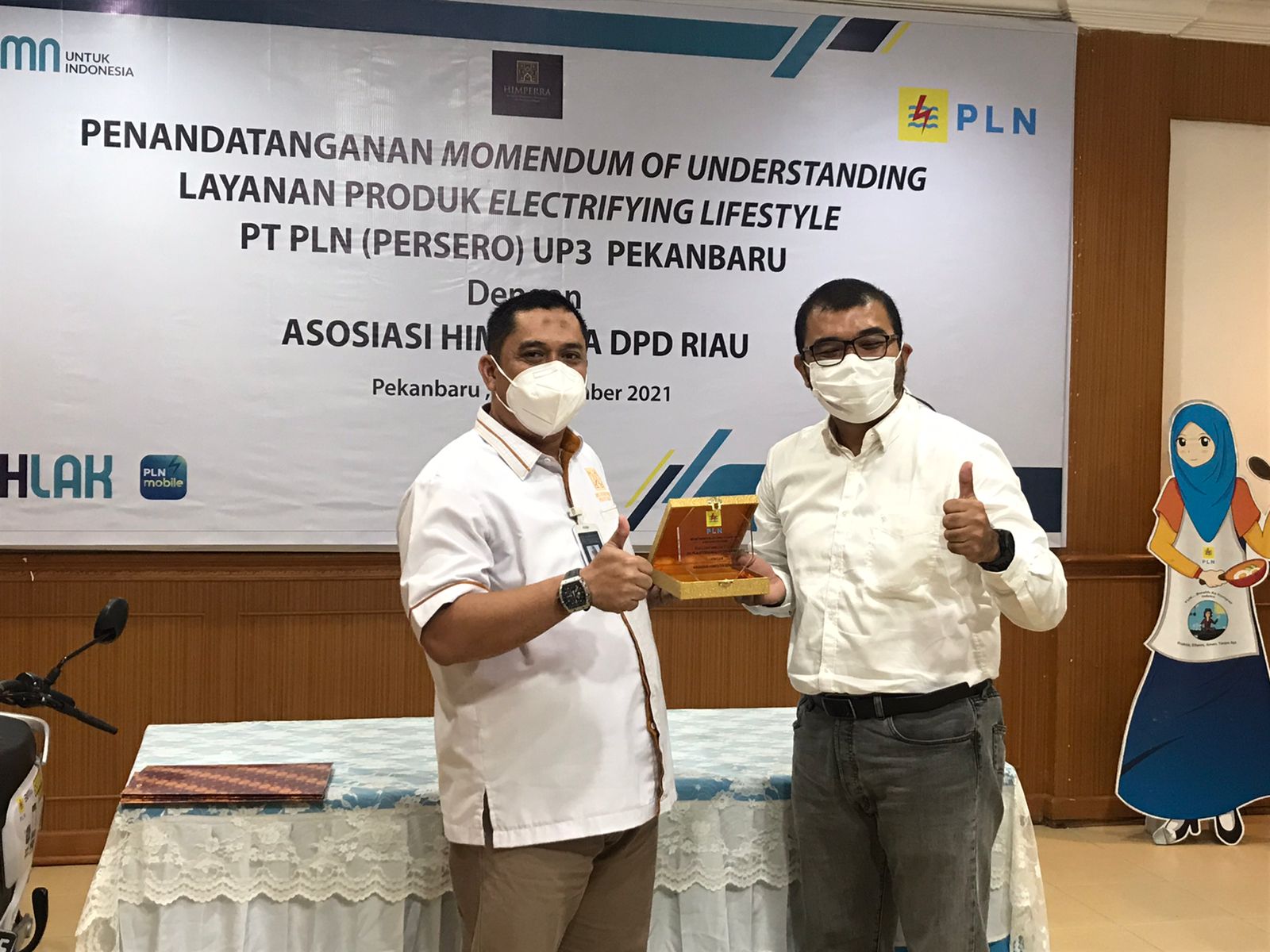 Ketua DPD HIMPERRA Riau, Donny Satria Putra menyerahkan cendramata kepada pihak PT PLN UP3 Kota Pekanbaru