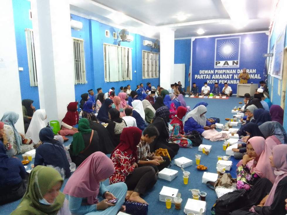 Tiga Ratus kader PAN seKota Pekanbaru ikuti acara berbuka bersama di sekretariat DPC PAN Kota Pekanbaru
